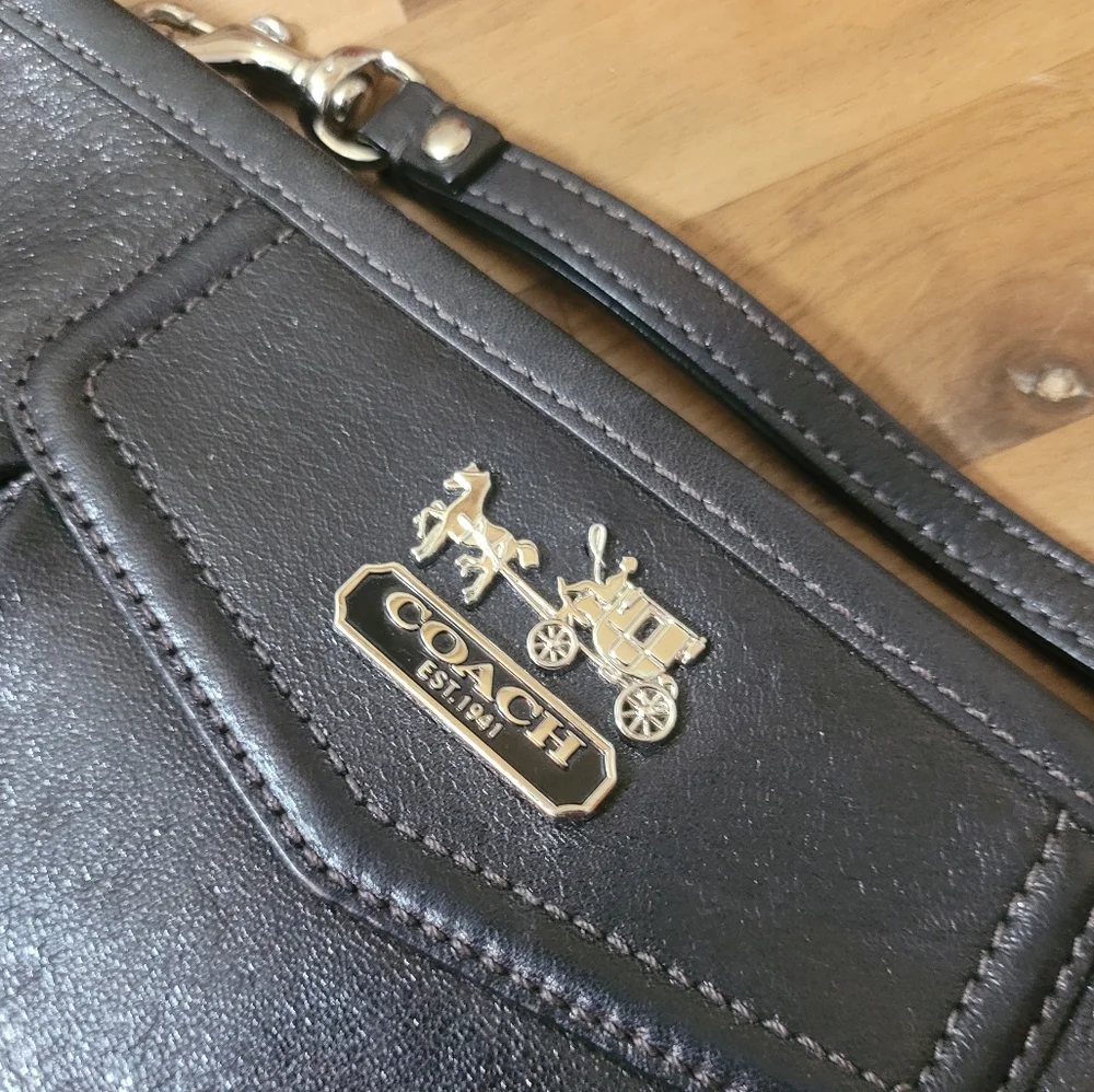Coach Leather Clutch/Wristlet, Great Preloved Condition 💕
